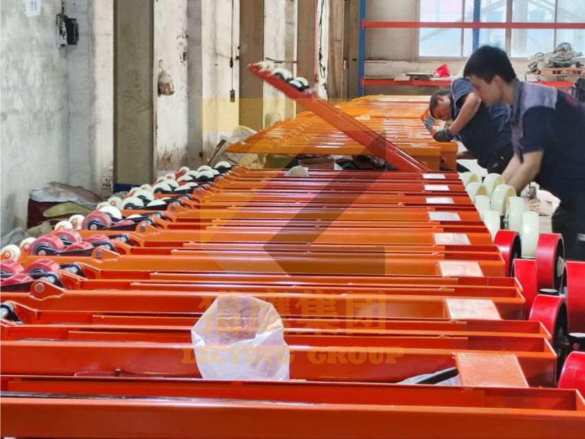 北京猎鹰集团2023年7月28日车间组装搬运车盛况，准备即将发往国外的600台手动搬运车