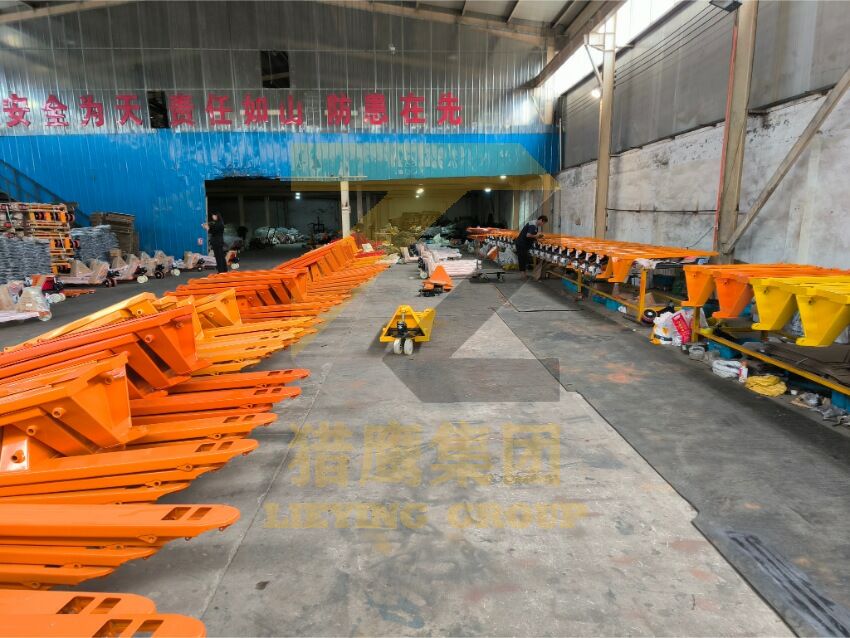 北京猎鹰集团2023年7月28日车间组装搬运车盛况，准备即将发往国外的600台手动搬运车