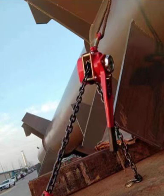 手扳葫芦用于建筑工程设备现场卧式安装作业