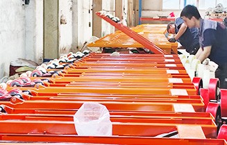 北京猎鹰集团2023年7月28日车间组装搬运车盛况，准备即将发往国外的600台手动搬运车